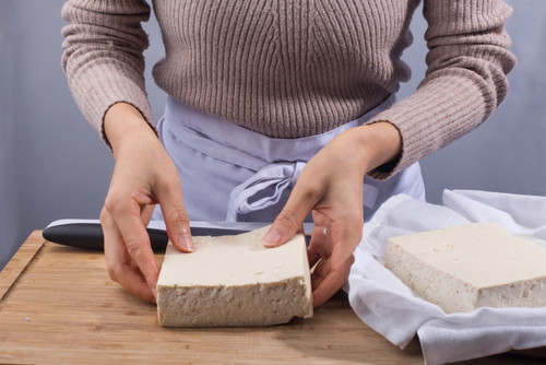 Je weniger Wasser im Tofu, desto knuspriger wird das Resultat. Deswegen sollte man entweder extra-festen Tofu kaufen oder festen Tofu kurz pressen.