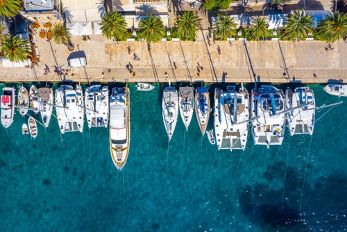 Die zahlreichen Yachten tragen zum mondänen Flair der Insel Hvar bei.