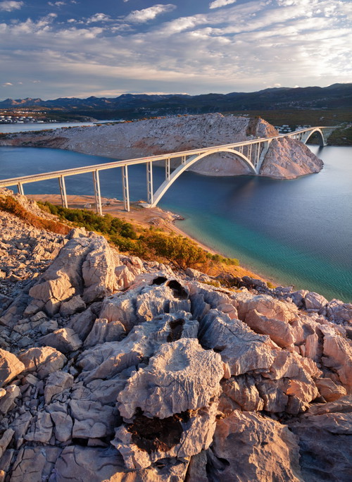Fast schon ein Wahrzeichen: Die Brücke »Krčki most« verbindet die Insel seit den 1980er-Jahren mit dem Festland.