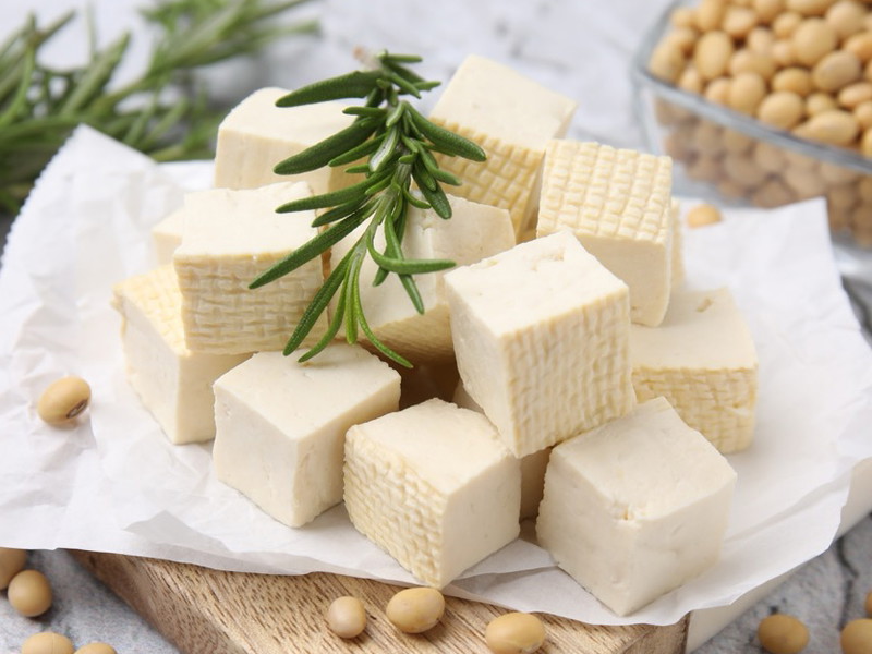 Tofu ist ein idealer Geschmacksträger, denn er hat die Fähigkeit, Saucen aufzunehmen. In vielen asiatischen Ländern wird er aber auch für seinen milden Eigengeschmack und seine seidige Textur geschätzt.