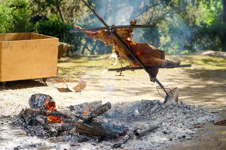 Wichtig für einen gelungen Asado ist, dass das Fleisch nicht allzu nahe am Feuer ist und nur langsam gart.  