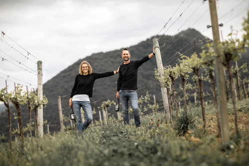 Petra und Wolfgang Hofstätter aus Spitz in der Wachau brillieren mit dem Grünen Veltliner Ried Steinporz Federspiel.