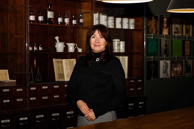 Frau Manuela Mahn