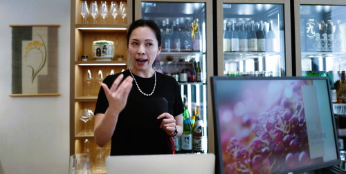 Polierrate, Wasser-Qualitäten und Reis-Arten: Juri Iwata (»Sake No Ba«) führte als wichtigste Importeurin in die Sake-Welt ein. © Roland Graf