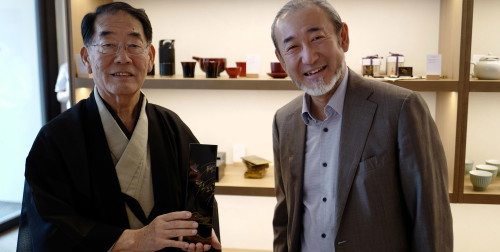 Der Meister der Lackware (»urushi«) Yoshihisa Oka war persönlich zur Eröffnung von Joji Hattoris »Sakethek« gekommen. © Roland Graf