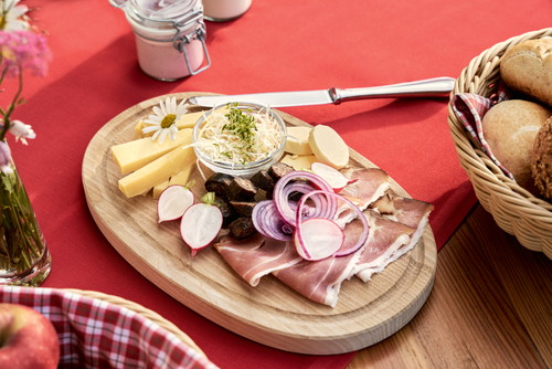 Käse, Speck und andere Schmankerl warten schon nach einer kurzen Wanderung auf der »Kriegeralpe«.