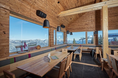 Im hellen, modernen Zubau der »Krummholzhütte« genießt man einen wunderschönen Ausblick auf das Ennstal. 