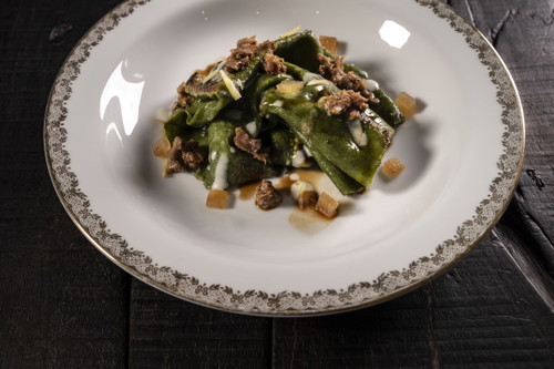 Lasagnetta agli spinaci alla brace, ragout di lepre, formaggio Fatuli e mela sott'aceto