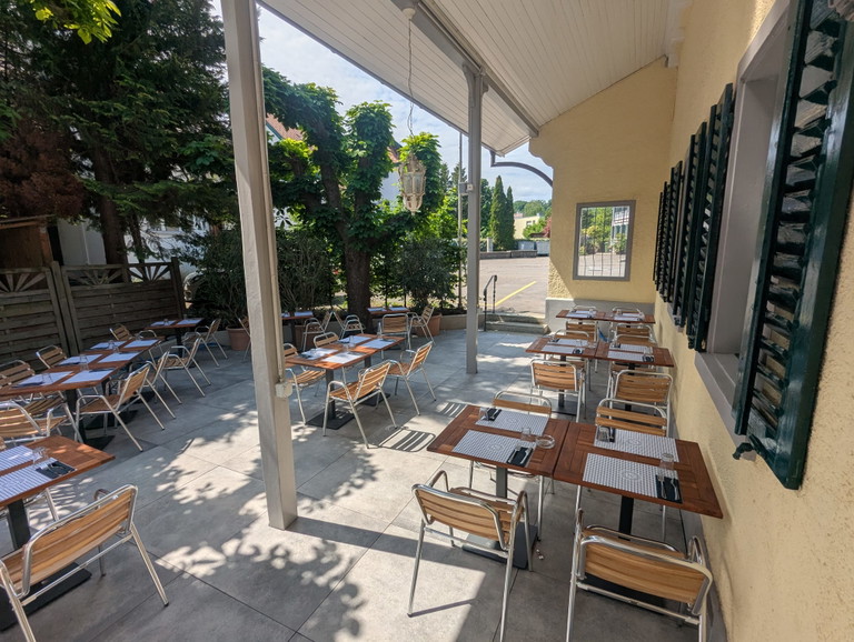 An schönen Tagen kann auf der grossen Terrasse gespeist werden.