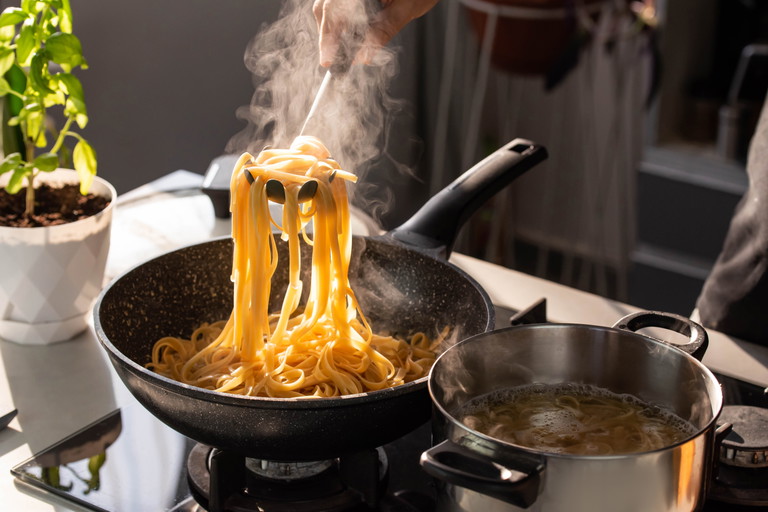 Ähnlich wie saisonal zu kochen oder frische Kräuter zu verwenden, ist auch der Tipp, Nudeln in der Sauce zu kochen. Nicht neu, aber effektiv.