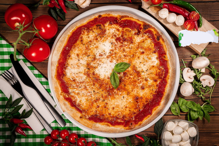 Die originale Pizza Napoletana mit Tomatensauce, Mozzarella und Basilikum.