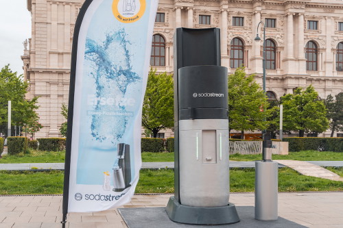 Vor Kurzem veranstaltete SodaStream vor dem Museumsquartier eine Aktion, bei der Passant:innen ihre Einweg-Plastikflaschen in einen überdimensionalen Sprudler tauschen konnten.