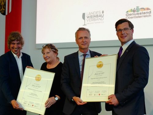 Weißwein-Könner aus Leonding: Die Urkunden für »Gaumenbergergut« und das »Nußböckgut«.