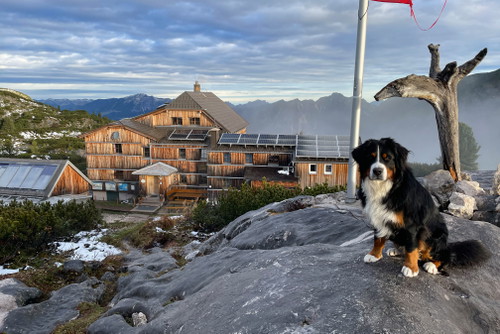 Ein herzlicher Empfang und gemütliche Zimmer zur Übernachtung warten auf Wanderer im »Wiesberghaus«.