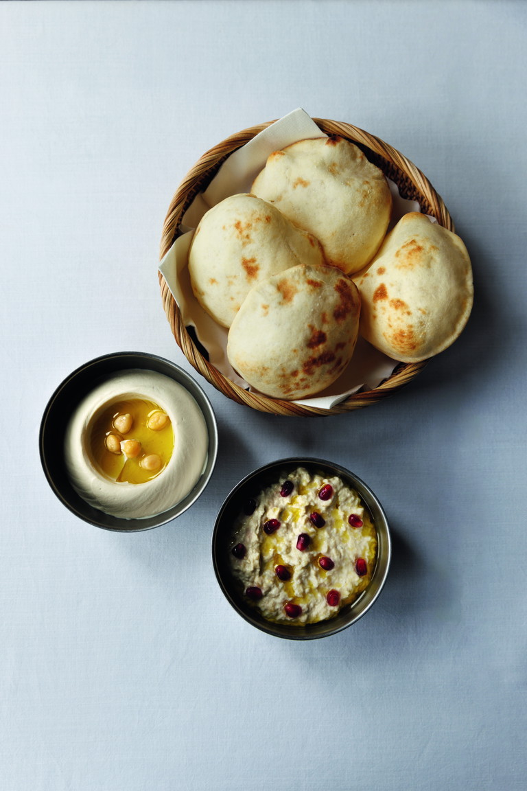 Im Libanon ist Fladenbrot weit mehr als nur eine Beilage – es gehört zu fast jeder Mahlzeit. Als Begleiter zu Mezze, zum Aufnehmen von Dips wie Hummus oder als essbarer Löffel für Eintöpfe.