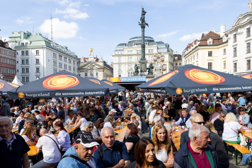 Die Veranstaltung zieht zahlreiche Besucher:innen an.