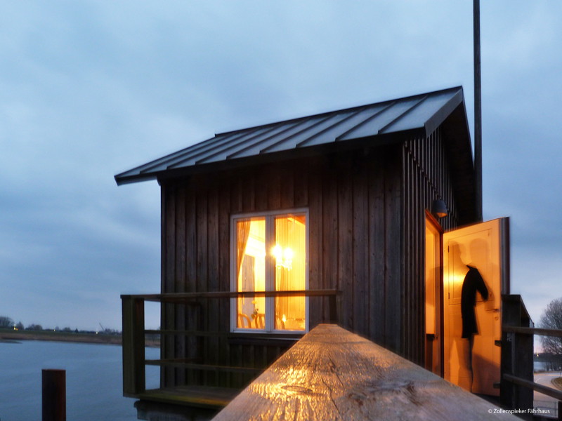 Das »Pegelhäuschen« am Zollenspieker Fährhaus in Hamburg hat gerade mal Platz für 4 Personen.