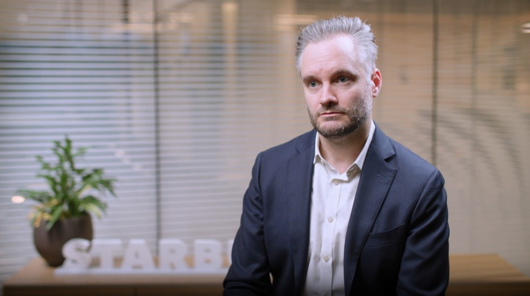 Falstaff sprach mit Adam Turner, Director Sustainability, Social Impact &amp; ESG bei Starbucks EMEA.