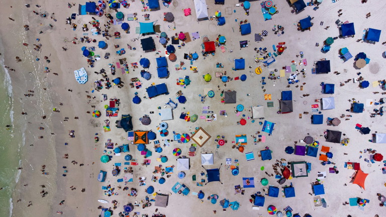 Un mosaico di ombrelloni: quando il relax diventa ressa
