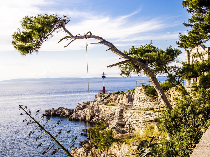 Lošinj wartet mit mildem Wetter, vielen Sonnenstunden und grünen Kiefernwäldern auf.