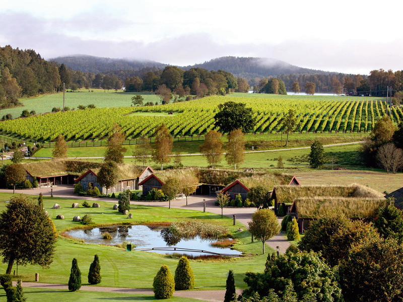 Das Weingut Ästad liegt mitten in einem Naturschutzgebiet und bietet mit Sternerestaurant und Spa-Hotel ein genussvolles Rundum-Erlebnis. 