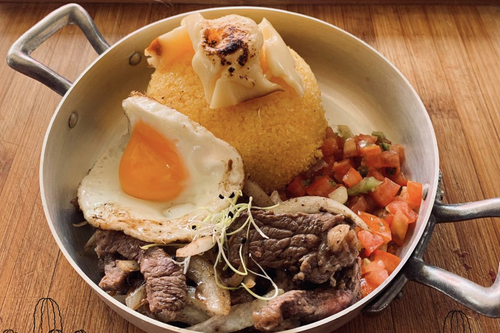 »Cuscuz« mit Ei, Rindfleisch, Käse und Tomatenvinagirette.