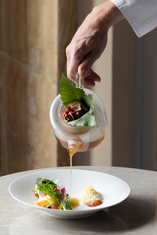 Im »Le Louis XV« trifft historisches Ambiente auf Küchenchef Emmanuel Pilon und Alain Ducasse moderne, auf pflanzlich-aromatische Tiefen setzende, Kreationen.