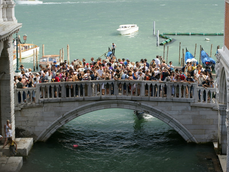 Tra gondole e folla: il fragile equilibrio di Venezia