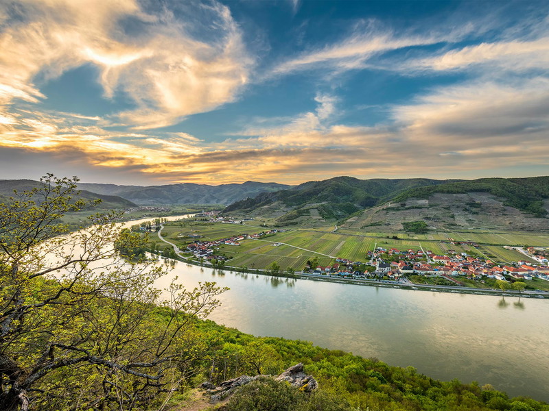 Blick von der Ferdinandswarte bei Unterbergern im Dunkelsteinerwald auf die Wachau zwischen Dürnstein und Loiben.