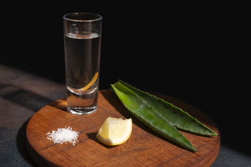 Mezcal con verme