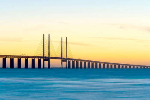 Die Öresundbrücke verbindet das dänische Kopenhagen mit dem schwedischen Malmö. 