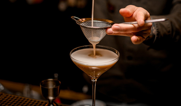 Stiere lieben den Luxus. Und was könnte luxuriöser sein, als ein tiefgründiger »Espresso Martini«?