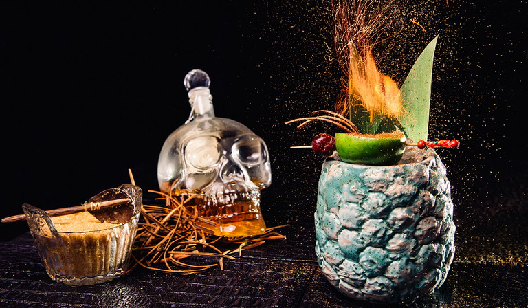 Löwen lieben es auffällig und viel mehr Aufmerksamkeit, als mit einem brennenden Drink, wird man so schnell nicht bekommen. Also, ran an der »Zombie«!