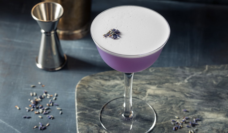 Der Lavendel Gin Sour passt angeblich am besten zum Sternzeichen Wassermann.