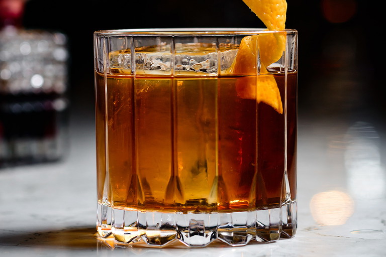 Der Steinbock mag es simpel und ohne Schnickschnack. Müsste man einen »Old Fashioned« beschreiben, klänge es wohl genau so. Cheers, liebes Hornvieh!
