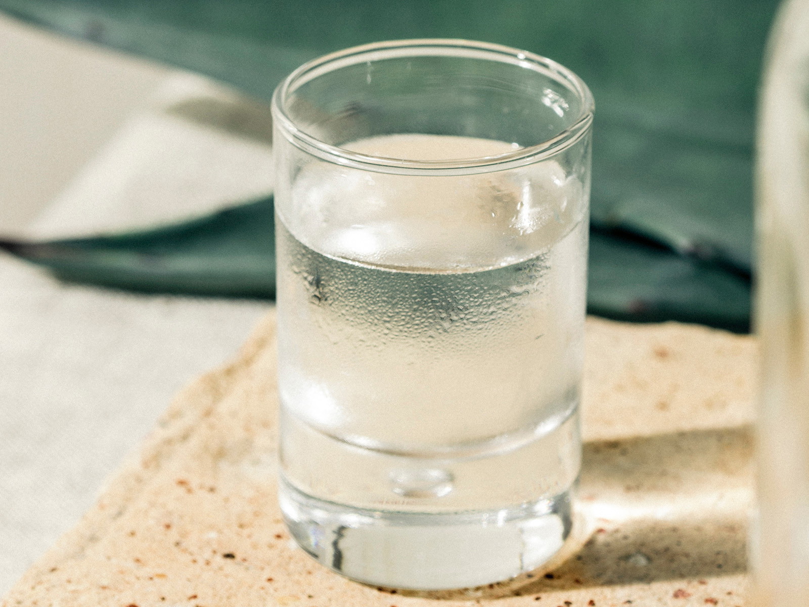 Sind manche Tequilas, die als »100 Prozent Agave« deklariert sind, in Wirklichkeit mit günstigerem Alkohol aus Zuckerrohr verschnitten? Eine Klage gegen zwei Top-Brands lässt aufhorchen.