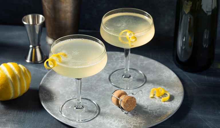 Wenn alles im Lot ist, fühlen sich Waagen am wohlsten. Gut balanciert schmeckt auch der »French 75« am besten. Was für ein Match!