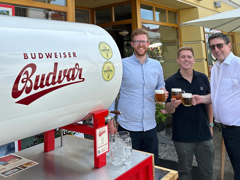 Florian Hag mit Michael Kolarik, »Budweiser Brand Ambassador« und Josef Hag.