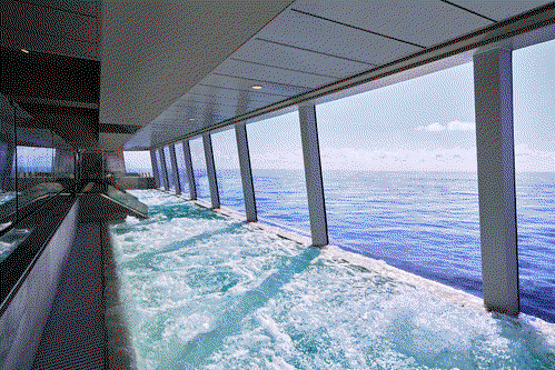 Die seitlichen Whirlpools auf dem neuen Luxusliner sind fast so endlos wie der Horizont... Nur ein Highlight der EXPLORA III.
