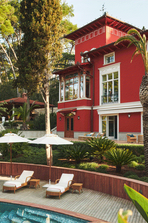 Captain’s Villa Rouge: Die wunderschön restaurierte Residenz strahlt in sattem Rot und lädt zu Sonnenstunden am Pool ein.