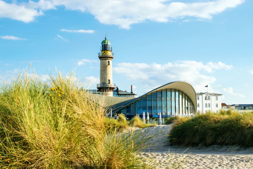 Wahrzeichen mit Weitblick: Der 1898 in Betrieb genommene Leuchtturm von Warnemünde ragt 36,9
Meter in den Ostseehimmel.