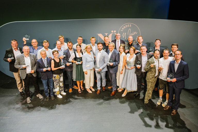 v.l.n.r.: Peter Steininger, Markus Laurer, Leo Hagn, Bernd Baumgartner, Christoph Berger, Renate Greilinger, Hannes Reithmaier, Hans Frühwirth, Johannes Öhler, Josef Wallner, Katharina Schwertführer, Josef Zeitlberger, Landeshauptfrau Johanna Mikl-Leitner, Johann Gisperg, Leo Wunderer, Johann Gisperg sen., Weinbaupräsident Reinhard Zöchmann, Weinkönigin Laura Hummel, Gaby Schlager, Thomas Schlatte (Sektkellerei Inführ) Johannes Burger, Leopold Wurst (Landesweingut Retz), Julius Klein, Paul Edlinger, Matthias Altmann, Matthias Kellner, Daniel Jungmayr