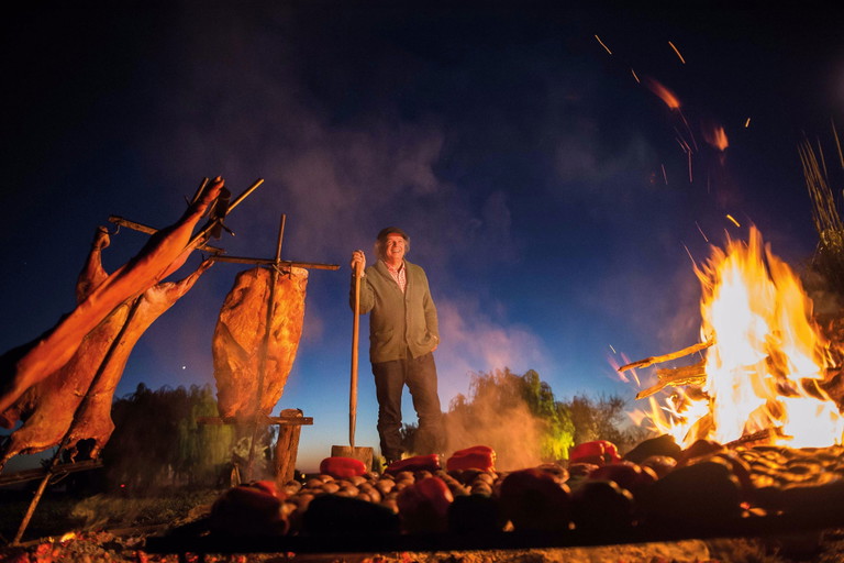Feuer, Freiheit, Francis Mallmann: Der argentinische Starkoch inszeniert in seinem »Siete Fuegos« das archaische Spiel
der Elemente – ein kulinarisches Ritual zwischen Glut, Rauch und Sternenhimmel.