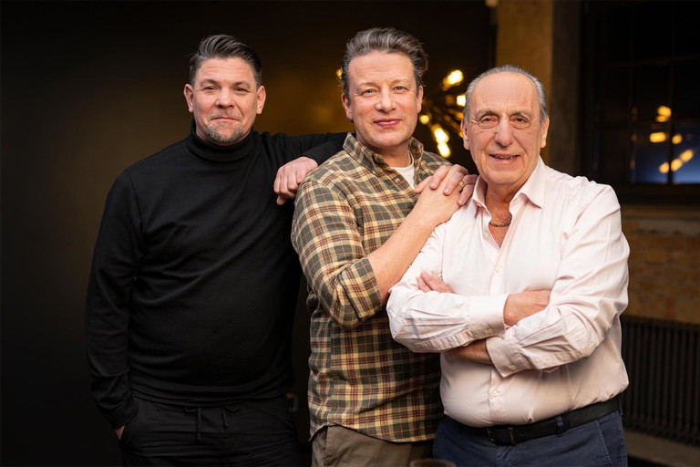 Tim Mälzer mit Jamie Oliver und ihrem gemeinsamen Mentor Gennaro Contaldo.