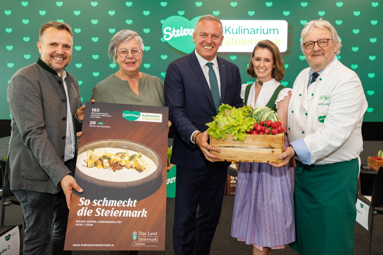 STG-Geschäftsführer Michael Feiertag, Landeshauptmann Mario Kunasek und Chefkoch Willi Haider präsentieren die ausgezeichneten Kulinarium Steiermark-Betriebe 2025-2028: Seit Beginn 2006 durchgehend ausgezeichnet llse Blachfellner-Mohri (»Der Eberhard«, links) und neu seit 2025 dabei Lisa Rainer (»Der Trautentalwirt«, rechts).