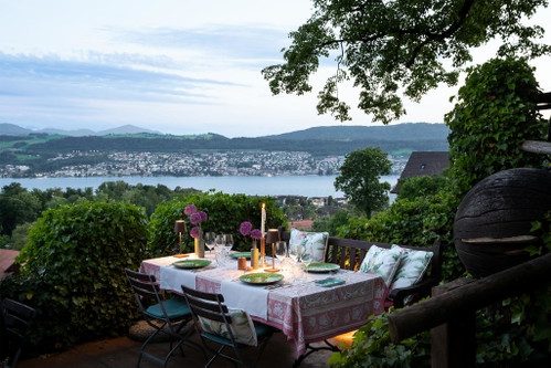 Das Restaurant «Buech» liegt oberhalb des Zürichsees in Herrliberg.