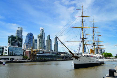 In Puerto Madero entstand an den alten Hafenbecken vor einigen Jahren eine moderne Ausgehmeile.