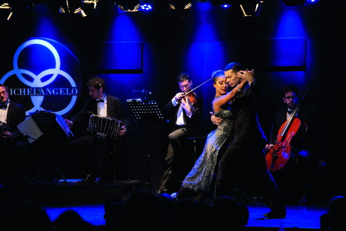 Das Herz der argentinischen Hauptstadt schlägt im Rhythmus des Tango Argentino – auf der Straße, in Milongas und in vielen eindrucksvollen Shows wie im »Michelangelo«.
