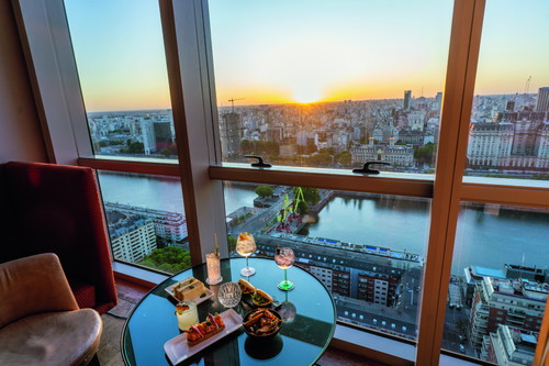Unter den zahlreichen Rooftop-Bars gehört die »Crystal Bar« im »Alvear Icon« zu den Highlights – stylish und mit spektakulärem Blick.