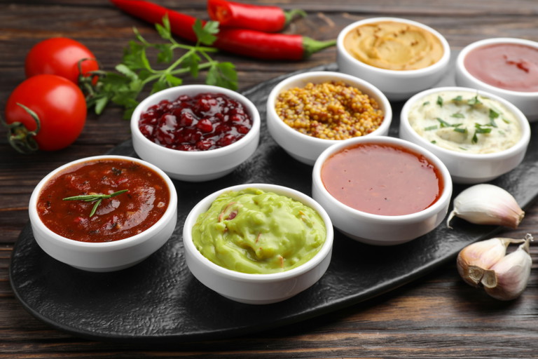 Dips, Saucen und auch Gewürze sind bei einem Grillabend gerne gesehen – daher also das ideale Mitbringsel.